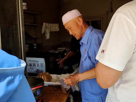 六丁神火炼烤的牛肉火烧香哭我这个吃货#烟火临清醉美味 #美食 #文化遗产在抖音 #真材实料才能做出好味道 #抖音美食推荐官 @好吃在临清