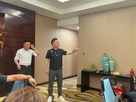 以歌敬岁月,以乐叙同窗,一曲黄河奔涌,老友相聚尽兴狂欢🎉
