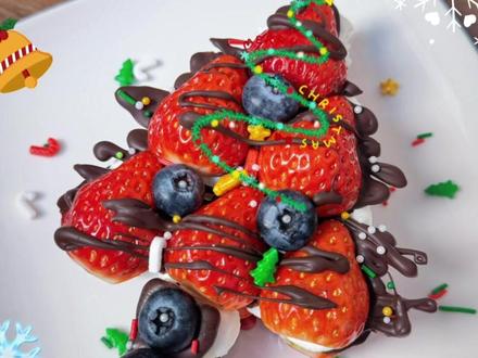 一袋巧克力在家搞定圣诞树草莓酸奶砖 一到冬天吃上极高!只需袋装巧克力,干噎酸奶草莓蓝莓搞定,吃出十倍氛围感!#圣诞树草莓酸奶砖 #草莓酸奶砖你要考研啊 #低卡甜品 #美食 #抖音生活观察计划