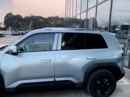 兆瓦闪充版钛三已到货,升级较大,搭载第二代刀片电池,取消了可开启天窗,低配就增加了抬头显#方程豹#钛3