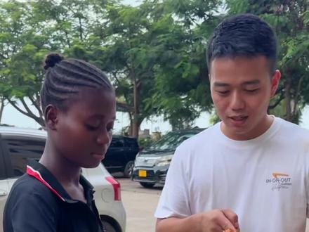 非洲保姆第一次看见中国人烧烤,竟然很轻易的可以接受这种食物,那就让她专心学习一下这项技能吧。来到非洲之后只能入乡随俗,真的已经对苍蝇习以为常啦 #海外生活 #非洲