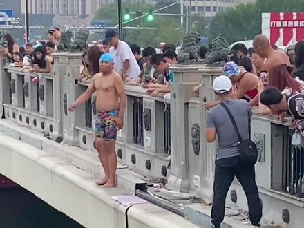 #天津市 #海河跳水队 掰掰不ins字 但掰掰知道👮♀️六点下班~#来到了天津卫