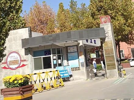 #教育 #校园 临清市第三中学(史称 临清三中)创建于2000年8月,原名 临清一中分校,是山东省规范化学校。学校坐落在临清市委、市政府对过, 大众公园东侧,小运河南岸,该学校师资力量雄厚、环境幽雅、交通便利 临清三中校园体育科技文化艺术活动。连续五年为空军培养出了飞行员,连续两年被评为“山东省招飞工作先进单位”;连续五年被授予“ 临清市高考功勋学校”,被市委、市政府给予记功奖励。曾先后获得“全国教育科学重点课题(尝试教学)试验基地”、“教育部重点课题(诱思探究教学)试验基地”、“山东省语言文字规范化示范校”、“山东省招飞工作先进单位”、“山东省卫生先进单位”、“山东省平安和谐校园建设先进单位”、“山东省依法治校先进单位”、“聊城市高考成绩优胜单位”、“聊城市高中特色办学先进单位”、“ 聊城市教科研示范校”、“聊城市校本培训示范校”、“聊城市德育工作先进单位”、“聊城市党员教育工作先进单位”、“聊城市平安建设先进单位”、“聊城市青少年普法教育基地”、“临清市教育教学功勋学校”、“临清市集体记功奖励”、“临清市精神文明建设先进单位”等荣誉称号。2021年本科上线637人,上线率66.6%