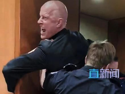 美退伍老兵参议院反战被拖拽致骨折 当地时间 3月4日,美国海军陆战队前中士布莱恩·麦金尼斯在国会参议院听证会上抗议战争,被一名共和党参议员和警察暴力拖离会场,期间左臂疑似骨折。#美退伍老兵反战被暴力执法 #美国 #伊朗 #媒体精选计划