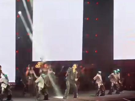 宇树机器人伴舞王力宏演唱会!马斯克狂赞转发,俄媒:这很中国! 这不是科幻电影!王力宏成都演唱会,6台国产人形机器人惊艳伴舞,高难度空翻整齐划一。视频火到国外,连马斯克和俄媒都震惊了#王力宏演唱会2060 #宇树机器人 #中国制造 #马斯克点赞 #机器人伴舞