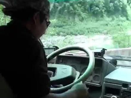 09年6月6日,318国道通麦天险段,塌方后这样的路,老吉开车,你们敢坐吗?现在通麦隧道开通了,你们想走也走不到这样的地方了。#山路险峻 #记录真实生活