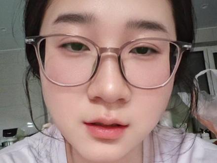 90后东北县城小夫妻试驾完零跑D19后的感受 1.觉得他的智驾系统不是很智能
2.座椅舒服 前四个座是带按摩的,一共有6个座位,然后有一个零重力座位,全屋真皮,冰箱,彩电,大沙发应有尽有
3.同系列里头价格最合适了
4.落地含税约24万+