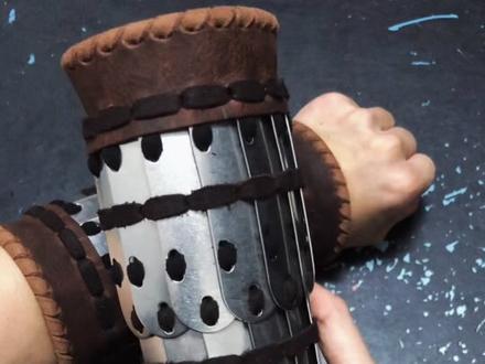 适合入门级的硬札款小臂甲制作.整套札甲持续更新!
#甲胄 #甲胄制作 #札甲 #甲胄制作过程 #中国甲胄