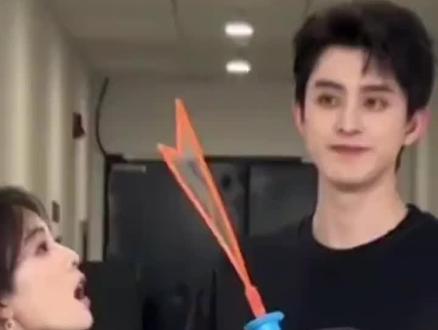 白鹿敖瑞鹏不语只是一味脸红
任何人没有看过白鹿敖瑞鹏爱奇艺陪看我都会伤心的OK?
菠萝猴风味才是最纯正的风味,本来是让俩人还原一下揪耳朵的场面,谁知道敖子一秒红温,鹿鹿:你怎么会红得这么快。说完自己也红了。
bur正主看白烁梵樾吻戏害羞就算了怎么揪耳朵也这么害羞。又不是没揪过!!而且直播糖山糖海也就算了,鹿还夸敖子今天表现不错嘿嘿嘿嘿嘿嘿嘿嘿嘿。
不是你俩怎么这么容易脸红啊,🦌你还是被敖子传染了吗,一开始两个人:看进去了。
敖子还有点感动了。
后来避免在线哭哭,两个人又开始聊剧情。聊着聊着熟悉的抽象就来了。不愧是白月梵星啊🤣🤣
谁还没去陪看嗑我们瑞思白,速来!!
#白月梵星 #敖瑞鹏 #白鹿 #向全世界安利白鹿 #梵樾