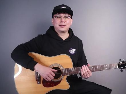 【硬核干货】吉他新手必会的10个简单和弦,手把手教你怎么按! 本期内容我们来学10个,吉他新手必会的简单和弦,虽然吉他中要学的和弦有很多,但能够掌握这10个和弦,配合着变调夹,你就能弹成百上千首歌了。这是C调和G调的常用和弦,看着是14个,但去掉重复的其实就是10个,然后原本有两个是大横按和弦,这里做了替换,以便大家更容易上手。可以先点赞收藏,以便反复学习。
教大家怎么按这些和弦,在按的过程中可能会遇到哪些问题,遇到时又该怎么解决,以及该怎么去练习。然后这一期内容学会了、掌握了,下一期再给大家讲和弦转换该怎么练,用什么方法,有哪些细节操作,大家可以先点个关注,以免错过下一期内容。#零基础学吉他 #吉他 #自学吉他 #吉他弹唱 #吉他入门 @抖音小助手