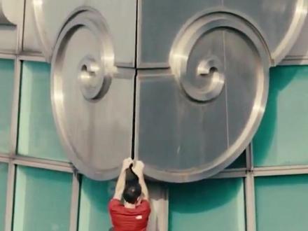 他徒手无保护爬上台北101大厦! #追光鸟 #体坛封面人物 #攀岩 #亚历克斯 #酋长岩