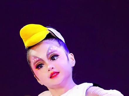 可爱的小企鹅妆来啦🐧 内含亮片啫喱教程
#儿童舞台妆 #企鹅宝宝 #小企鹅舞蹈 #儿童舞台妆容展示 #六一舞蹈彩妆