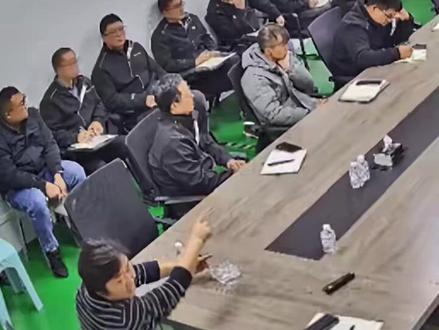看完张雪日常会议,才知道张雪机车夺冠并不是没有原因。在众多工程师当中张雪是真懂技术啊。#张雪 #摩托车 (来源:中国新闻网 出行派)