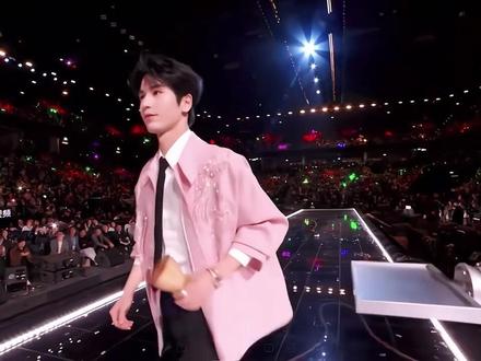 #张凌赫进行曲爱不释手 这个卡点好爽!!领奖台变成T台了赫~#张凌赫粉彩变装 #张凌赫 #何苏叶 #谢征