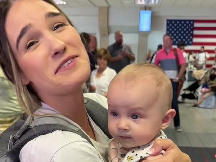 即将睡着的小宝宝太可爱了……众所周知,婴幼儿在飞机起飞和降落时不能睡着,而要保持清醒并进行吞咽,以保证耳膜不因气压变化而受到伤害。德克萨斯的妈妈Madeline,只能一直摇晃着不让6个月的女儿睡着。小宝宝真的太困,但却不能睡觉的样子让人既心疼,又怜爱。宝贝和妈妈都辛苦了。(MadelineandStephen)