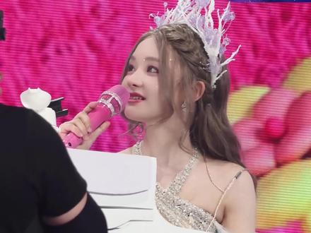 钟意来看黄霄雲的演唱会 #黄霄雲 #钟意 #ag超玩会 #成都ag超玩会 #王者