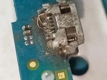 轻松解决——更换Micro USB端口的简洁指南
您的Micro USB端口出现了问题?别担心!我们为您提供了简洁详细的解决方案,让您轻松更换Micro USB端口。
步骤一:准备工作
1. 确保您具备更换端口所需的工具和材料:新的Micro USB端口、细小螺丝刀、吸盘、焊锡、焊锡烙铁和电线剥线钳。
步骤二:拆卸原端口
1. 使用细小螺丝刀,小心地拆卸设备外壳,以便访问Micro USB端口。
2. 使用吸盘小心地将原端口从设备上取下,确保不会损坏其他部件。
步骤三:焊接新端口
1. 使用焊锡烙铁预热焊锡头。
2. 使用电线剥线钳,剥开Micro USB端口的电线外皮。
3. 将原电线连接到新端口的相应引脚上,确保正确连接。
4. 使用焊锡烙铁将电线焊接到新端口上,确保焊点牢固。
步骤四:重新组装设备
1. 将新端口小心地放置在设备上,确保与外壳和其他部件对齐。
2. 重新安装设备外壳,确保所有螺丝都紧固。
3. 打开设备,确认新端口的连接正常。
恭喜!您已成功更换Micro USB端口。现在您可以继续使用设备,无需担心端口问题。
请注意:如果您不熟悉电子设备维修或焊接操作,我们建议您寻求专业技术支持或咨询认可的修理中心。#手机维修 #专业维修 #数码科技 #手机 #拆机