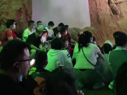复活的军团,沉浸式剧场表演,把我和小丫看的眼泪涟涟,强烈推荐!!小攻略,带小孩子的跟着老人孩子专属灯牌走,可以坐在最前面,演员就在你身边,超有氛围,再说一次,强烈推荐!! #穿越千年的眼泪
