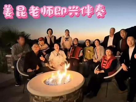 姜前曲协主席,不愧是老艺术家,即使身在美国加州豪宅,仍然心向祖国,齐声高唱《歌唱祖国》。身在美国,薪在中国,唱的是红歌,花的是绿票。歌声越嘹亮,越让人恶心!他们的退休金是你我缴纳的卖命钱吧?