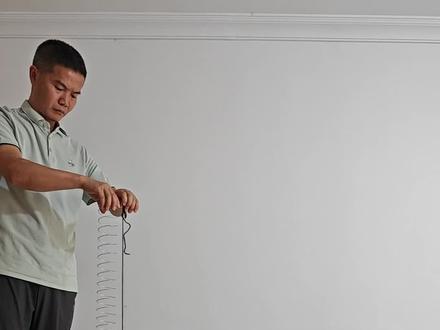 用弹簧制造的神奇悬空!#八下物理 #弹力#悬空#力学 #亲子