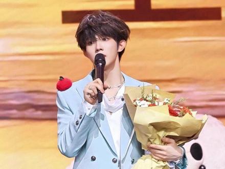 苏新皓19岁生日成长分享会 简直是养成回忆录#苏新皓 #苏新皓散落的华服舞台 #苏新皓19岁成长分享会 #苏新皓被粉丝合唱感动到哽咽 #苏新皓说苹果不是无聊的水果