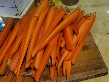 金牛湖野生动物园一日游攻略
1、费用:金牛湖野生动物园在南京六合区,说真的本地人去都远,两个大人带两个孩子去大概花费1000,大人门票123x2,孩子1.4米以下不要门票,自驾173一张票,大概420了,我从南京溧水到六合,路程大概来回220公里,油费70x2,过路费63x2,一共690,再加上买吃的,买小动物吃的,八九百要的,所以去一次费用不低。
2、时间:自驾/步行白天场9:00-16:00夜场自驾16:00到18:00夜场步行15:00到20:30,我去的时候是8:30就进去了,大概喂半个小时工作人员就开始给小动物喂食,他们吃饱了就不吃你手里的东西了,所以早点进去比较好。
3、需准备的食物:多准备胡萝卜黄瓜就可以了,小动物很爱吃,水果也喜欢,我准备了很多黄瓜胡萝卜,胡萝卜切成条了,那时候胡萝卜3元一斤,切成条还能多喂一会,黄瓜一元一斤我就没有切直接一根喂的。还准备了苹果西瓜想喂河马的,苹果喂了熊,半个西瓜喂了河马,动物开心我们也开心。
4、自驾区:我们一早就到了,八点半就进去了,然后一路喂,我们大概喂了半个小时,建议可以多喂一会!!!因为步行区几乎不给喂自带食物,所以体验感下降很多。
5、步行区:里面很多动物,但是每个动物你想投喂都需要花钱买食物,价格不便宜,都是十五二十一份,量不是很多,小朋友看到动物都挺想投喂的,随便买买一两百没了,两个小朋友就要三四百的,以前有朋友说可以投喂自带食物,现在我们去不给喂,可以购买景区食物投喂。我们拿苹果喂了熊,拿西瓜喂了河马,鱼食喂了鱼,里面鸽子那里挺有趣。可以喂玉米(也可以带点大米喂)体验感不错。里面走一圈其实也挺累的。就是步行区不给投喂,真的感觉没那么有趣了。
游乐园:还有游乐设施单独收费吧,我们没玩。
大马戏:里面有大马戏挺值得看的,常州嬉戏谷有点像,很多人觉得不错,孩子比较喜欢。表演时间你们看园区门口会有牌子写。海豚表演等等表演带孩子都可以看,值得看的。计划好时间。里面有观光车,带步行区的人去自驾区投喂小动物,我们没去,那天去的人很多,所以也不想去挤。
6、注意事项:带吃的,带孩子记得带露营车省力,能在自驾区投喂就多投喂一会,我剩了很多黄瓜,胡萝卜,步行区又不给投喂,带着太重了,快出去的时候又去了水母馆。
7、水母馆:挺梦幻的,里面也凉快,还有一个儿童游乐趣(FREE)值得去看一下。我们四点回程。#金牛湖野生动物园