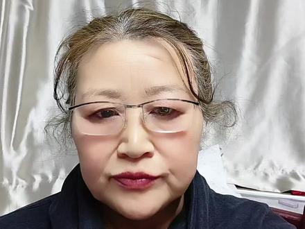 30号,由于金价暴跌的原因,早盘开盘就近百点的大变盘,吓的散户心惊肉跳。这神秘资金悄然入场,推动金价上升反弹,但反弹明显乏力,最终跌到1140元,未能翻红。这不是明显的诱多吗?接着夜间就又来了个大跳水!老庄太黑了!