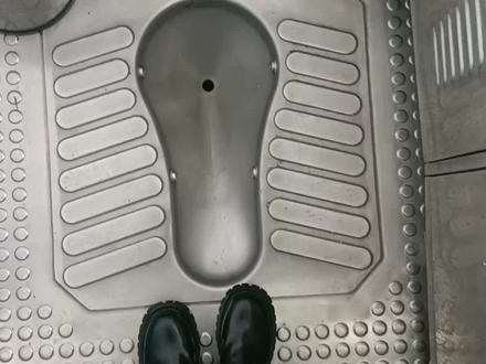 憋了一个上午的大号了,进来看到这一幕却不敢拉,现在火车上厕所孔都这么小的?难道大家在火车上都是拉稀的吗?😥😥#惊不惊喜意不意外