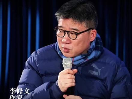 李修文:虚的东西不叫不现实。
湖北是一个产生过屈原的地方,产生过商轨,产生过楚文化。我们都知道楚辞的源头,楚人重淫祀,就是成年男子的性命特别短,所以祭奠层出不穷。很多楚文学的源头,包括屈原的源头,其实是楚国焚火夜祷的传统。到了晚上,点一个火堆,然后向上天发出祈祷。阴阳不分、虚实难辨,视生若死、视死若生,就是楚文化非常典型的一个特征。#北电大讲堂#创作谈