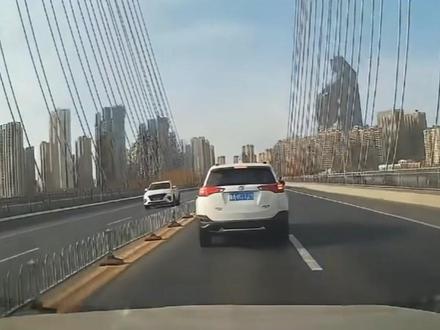 我还是乖乖左侧超车吧#超车 #驾驶安全 #汽车