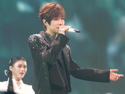 徐良演唱会《那时雨》,那年的那场雨,淋湿了整个青春,如今淋湿了坐在内场的我们。#徐良演唱会爷青回 #徐良深圳演唱会 #向全世界安利 #徐良 #音乐现场