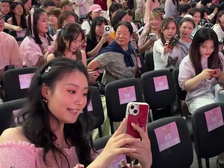 杨迪妈妈也在娜姐的演唱会#谢娜演唱会