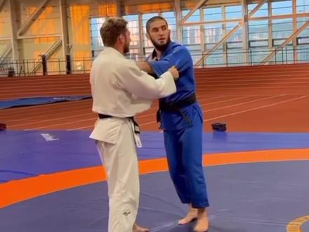 ufc轻量级世界冠军马哈切夫展示过肩摔#格斗#解锁新姿势 #柔道 #冠军