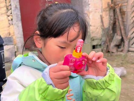 与萌娃简单吃一份迷你相机造型糖果,果味浓郁,好吃又好玩,解馋 #好吃又好玩的糖果 #吃糖果视频大全儿童 #儿童零食 #玩具糖果 #亲子互动