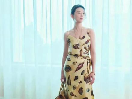 43岁董洁不穿大牌却赢麻了 骨子里的高级感 不知道从何时起,内娱的时尚风向悄然发生了变化。那些红毯上争奇斗艳的华丽礼服固然抓人眼球,但在日常生活中,人们开始将目光投向更具参考价值的日常着装。在这股追求质感的浪潮中,董洁的名字频繁被提及,许多人赞誉其为穿搭领域的隐藏标杆。这种风格不依靠夸张的造型博取视线,也不用密密麻麻的奢侈品牌标志来装点门面,仅仅凭借干净利落且带有生活温度的衣着组合,便吸引了大批追求品质生活的女性。我们可以尝试解析其近期两套颇具代表性的造型。一套是适合办公室环境的极简通勤装扮,另一套则是出席活动时展现的慵懒度假风范。理解了其中的组合逻辑,或许普通人也能在日常中展现出那种松弛而大气的仪态。随着岁月的增长,我们渐渐明白,没有必要去盲目追逐每一个转瞬即逝的潮流,更不需要为了迎合他人的眼光而强求自己。在这个过程中,能够看清自己的需求,找到让自己感到舒适且自信的风格,本身就是一件极具魅力的事。(内容和图片来自网络,如有侵权可以删除)