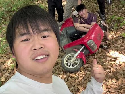 还敢跟踪我们?请你吃炒粉!