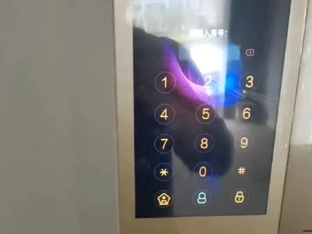 安居宝楼宇对讲门禁和电梯联动,业主回家无需带卡,单元门口机开门后电梯自动到达1楼,进入轿厢后只能按键自家楼层。
来访人员通过室内分机开通单元门后电梯自动自动到达1楼,同时开通业主楼层按钮。
室内即可召梯!邻居互访!#电梯与楼宇对讲联动#电梯刷卡#物业#弱电智能化