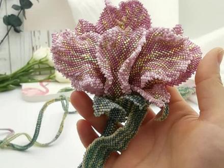 大号粉色鸢尾花的制作细节来喽,我们一起来分享吧!#小众饰品 #串珠手工 #我的手工日常 #手工串珠 #串珠饰品 #饰品手饰 #手工diy #饰品 #串珠手链 #串珠 #原创手作 #串珠教程