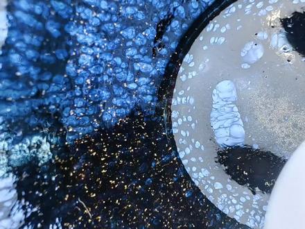 补、修,缮,今天聊聊陶瓷烧成之后的锦上添花,或者雪中送炭。
补是从”好“ 变成 “更好”,包口覆轮是常见操作。好的盏托(天目台)也是加分项。
修是从“坏”变成“差不多”,焗补是瓷器修复的常见工艺,淄博焗瓷是非遗,但公认相对细腻的焗钉补技术并不在国内,而是乌兹别克斯坦的CHEGACHILIK工艺,会对焗钉做进一步的修饰美化
缮是从“坏”变成“破损美”,除实现器物基本功能外,多了一层被称作"aesthetic damage”的审美趣味,古董修复的“修旧如旧”与此同道。公认瓷器修缮的高级技艺是日本的金缮(Kintsugi ,金継ぎ)
视频里三只建盏,分别经历了补、修、缮,我是个糙人,这类样本不多,拍这个视频还有点伤心,早年收的一箱金缮修复老盏,似乎都被家人拿去送人了,只留下了盒子本身有破损的——如果盏友像我一样瞒报了破碗的公价,一定要配上送礼拿不出手的破盒子,切记#建窑建盏 #建盏文化