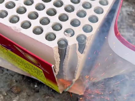 放鞭炮飞天鼠,100发的窜天猴,吱吱的挺好玩,童年的回忆!#放鞭炮 #飞天鼠 #童年的回忆