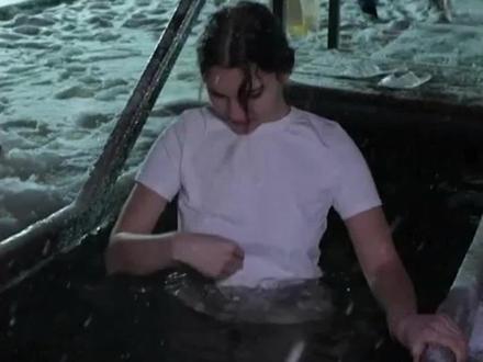 我们不怕寒冷!俄罗斯民众浸泡冰水庆祝主显节