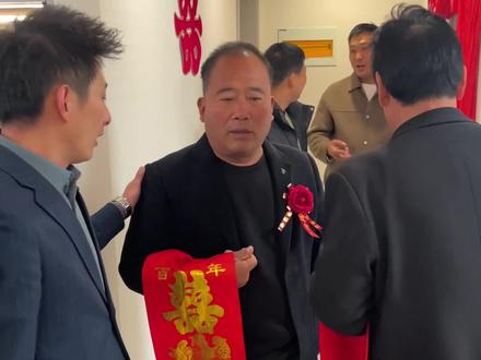 新郎接亲夹毡开道很重要,你们那里有吗? #结婚#结婚习俗 #接亲趣事 #接亲花絮 #农村结婚习俗