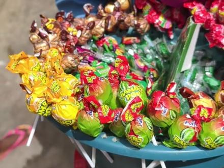 凯里市第二小学的校服在非洲!#针线绝活 #非物质文化遗产手工制作 #家乡习俗 #展示你的手工diy成果 #非洲