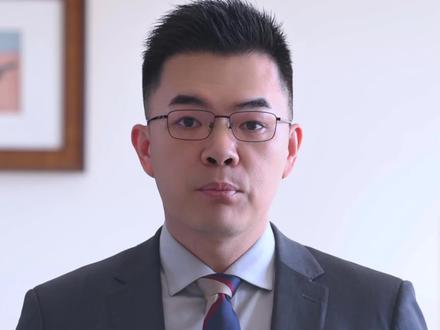 回迁房不要买!不要买!不要买! 为什么回迁房不能买?可能有些人不太清楚,回迁房合同备案、产权办理,周期非常漫长,在这个过程中很难确认房主真实身份,即便确认出卖人是房主本人,也难以房主通过通过一房二卖诈骗他人。实践当中,租户冒充回迁房房主诈骗他人,房主一房二卖甚至一房多卖也很常见,所以贪便宜买回迁房就像是一场赌局,而中介公司给没有办证的回迁房提供居间服务也可以形容为刀尖舔血。
这类案件受害人的损失找谁来赔!?应该由犯罪嫌疑人和中介公司来赔,买房人也应该为自己的侥幸心理承担一些损失,但是有一点大家需要注意,中介公司在这种案件当中属于补充赔偿责任,所谓补充赔偿责任就是通过刑事退赃程序,确定还有房款没有追回,那么受害人可以以剩余损失为基数要求中介公司赔偿全部或者大部分。在刑事退赃程序结束前直接起诉中介公司的,人民法院可能不会受理。除非,居间合同中明确约定发生被骗情形,中介公司退赔所有房款。