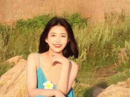 我爱她的放肆大笑声 也爱她如天气似多变的情绪