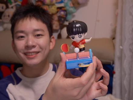 解说视角深扒🏓肯德基x孙颖莎玩具的「莎式暗号」 作为常年蹲守乒乓球赛场的体育解说和前方特派员,真的被肯德基这波操作狠狠戳中!
谁能想到,一个联名玩具居然藏满只有球迷才懂的「莎式暗号」😭
✅ 「吃我一球」
“Hey! Troy!”的原声直接DNA动了!这可是莎莎赛场上得分后的霸气宣言!还有那捋得笔直的鞋带,完美复刻她赛前的小习惯,竞技状态直接拉满!
✅ 「闪回DV机」
这不就是一本行走的莎莎成长史吗?从五岁的莎莎拿起乒乓球拍,到青奥会站上最高领奖台,再到巴黎奥运会作为亚洲代表参加火种熄灭仪式,每一帧都是莎莎人生的名场面!
✅ 「热身so easy」
“好好热身,跟上我的节奏”——这不就是运动员备战的真实写照嘛!小鲨鱼像极了在场边监督的球迷,而迷你训练服和袜子颜色配套的小细节也是设计感拉满!
✅ 「晒晒小太阳」
软乎乎的硅胶捏脸也太会了!赛场下软萌的莎莎瞬间有了具象化的样子,亮灯的瞬间,简直就是赛场上的高光时刻!包挂设计更是把“随身陪伴”四个字刻进了DNA!
说实话,肯德基真的太懂体育迷了!
这哪里是玩具,分明是我们和莎莎的双向奔赴啊💓
1月19日!乒乒乓乓套餐随机送莎莎首款原声互动玩具!
球迷们,冲就完事了!
#莎莎的第一份新年礼物 #莎莎原声互动玩具 #肯德基孙颖莎联名 #乒乓球 #孙颖莎