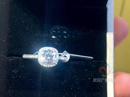 12月1日,胖东来客服回应小方糖戒指热卖:不是“钻戒”,每款都自带鉴定证书。#胖东来 #钻戒