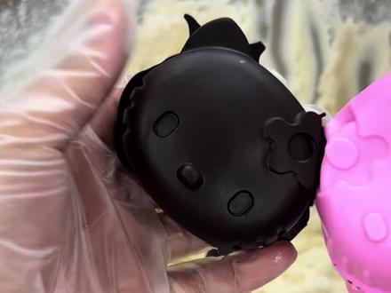 只需要三步就能完成hellokitty脆皮巧克力酸奶教程啦 #创作者中心 #冷萃酸奶 #干噎酸奶 #巧克力#美食分享