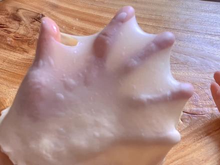 #上热门 15分钟轻松手揉出薄如蟬翼的手套膜,技巧分享,掌握这两步手揉出膜原来这么简单。#家庭烘焙 #在家做面包 #手套膜#和面