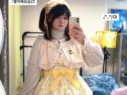 #lolita #lo裙 #小裙子 #向阳花事lolita #穿搭分享
是新手到手的小裙子,不是种草姬,仅仅是作为一个普通女生对这条裙子的一些日常穿搭分享,不喜勿喷,谢谢!
上一条画质太差所以重发。计划会再入一些衬裙罩裙等,有新想法再更新。